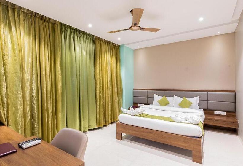سوئیت با وان آب گرم, Seven Oaks