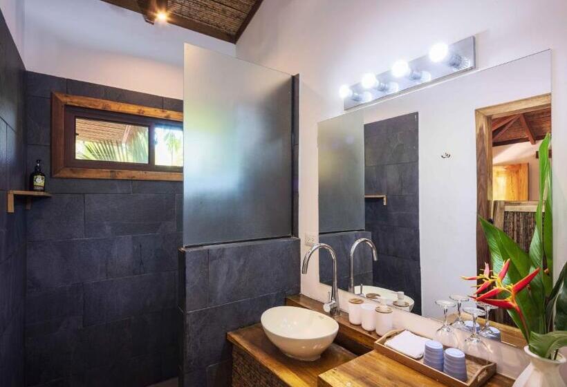 اتاق استاندارد با چشم‌انداز استخر, Black Bamboo B&b