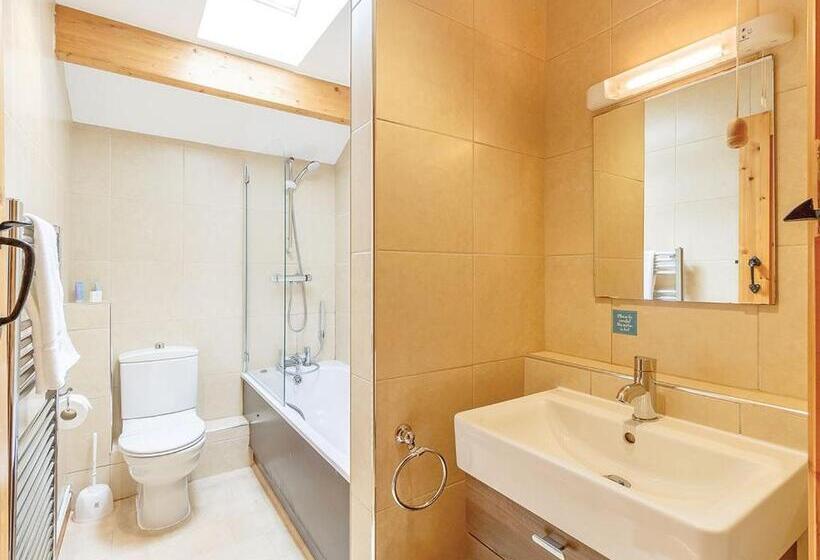 اتاق استاندارد, Tilford Woods Lodge Retreat