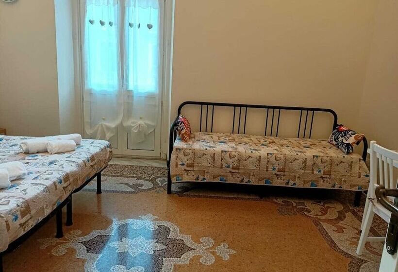 اتاق استاندارد چهارنفره با سرویس بهداشتی مشترک, Affittacamere Monumentale