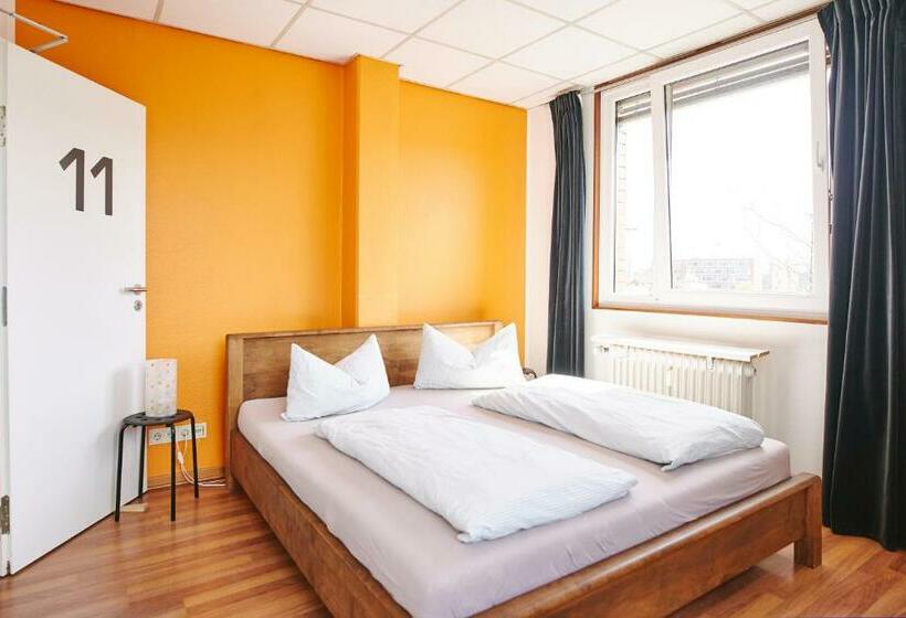 اتاق استاندارد با سرویس بهداشتی مشترک, Sleep Station Hostel