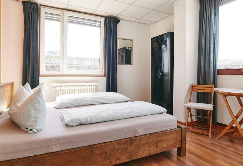 اتاق استاندارد با سرویس بهداشتی مشترک, Sleep Station Hostel