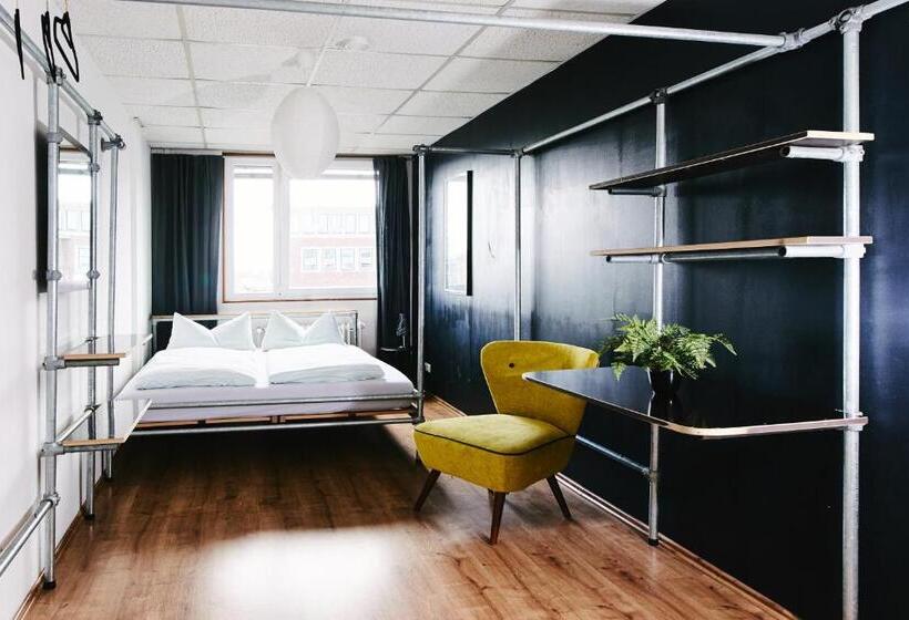 اتاق استاندارد با سرویس بهداشتی مشترک, Sleep Station Hostel