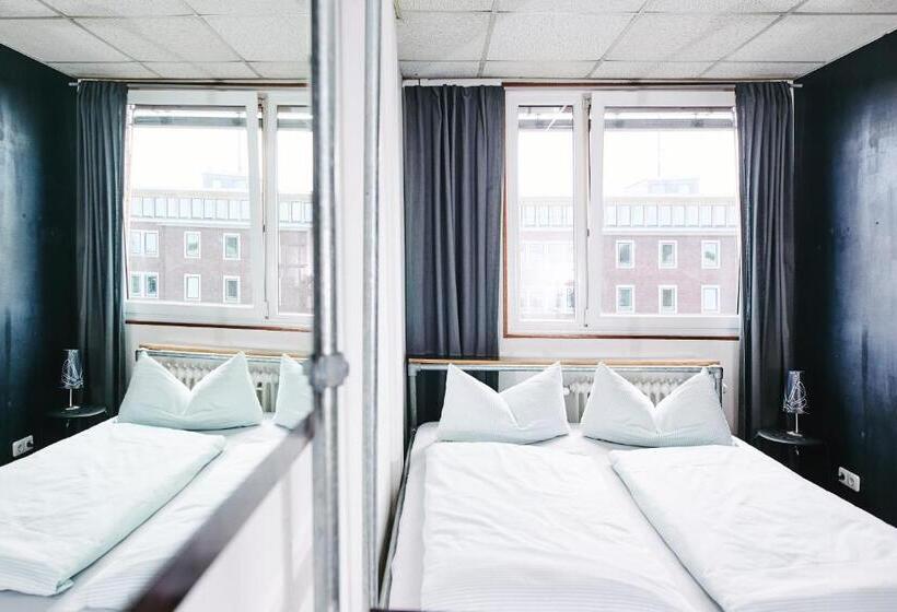 اتاق استاندارد با سرویس بهداشتی مشترک, Sleep Station Hostel