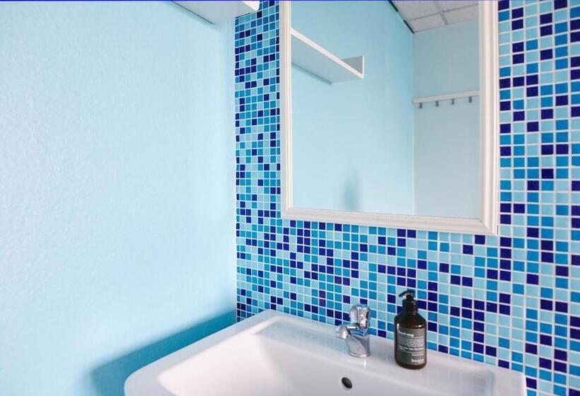 اتاق استاندارد با سرویس بهداشتی مشترک, Sleep Station Hostel