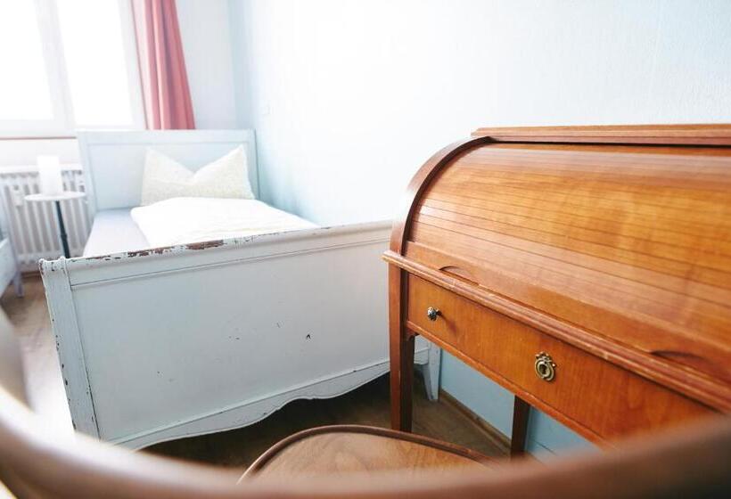 اتاق استاندارد با سرویس بهداشتی مشترک, Sleep Station Hostel
