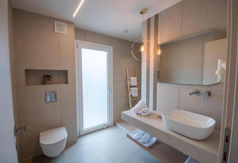 اتاق لوکس با چشم‌انداز دریاچه, Paralimnio Suites