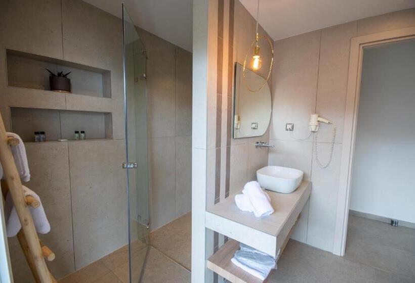 اتاق لوکس با چشم‌انداز دریاچه, Paralimnio Suites