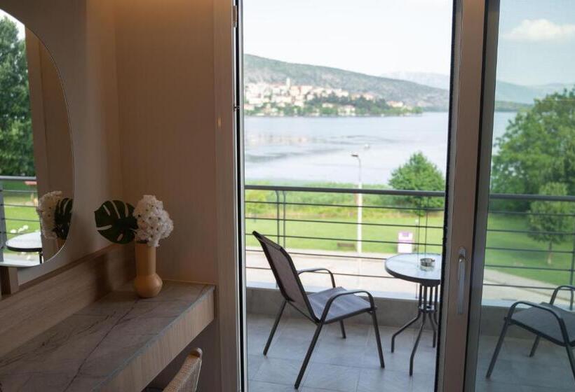 اتاق لوکس با چشم‌انداز دریاچه, Paralimnio Suites