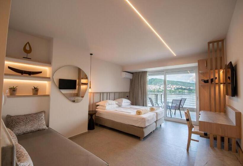 سوییت جونیور, Paralimnio Suites