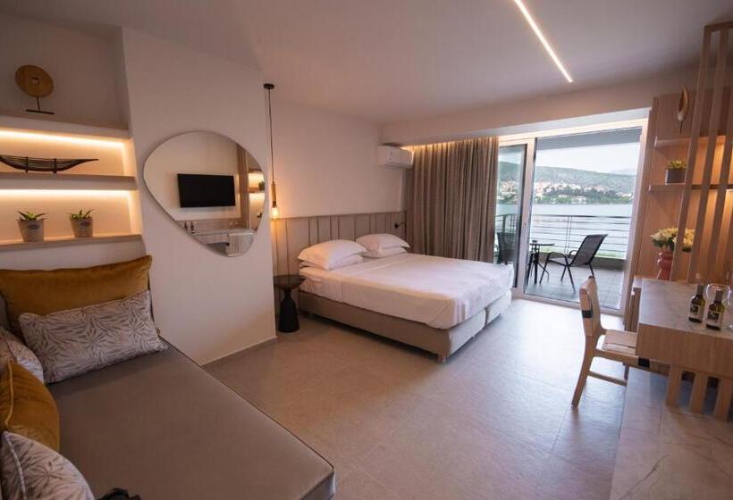 سوییت جونیور, Paralimnio Suites