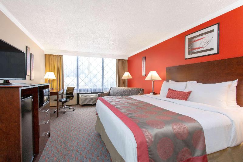 سوئیت اجرایی با تخت کینگ, Ramada Hotel & Conference Center By Wyndham Lewiston