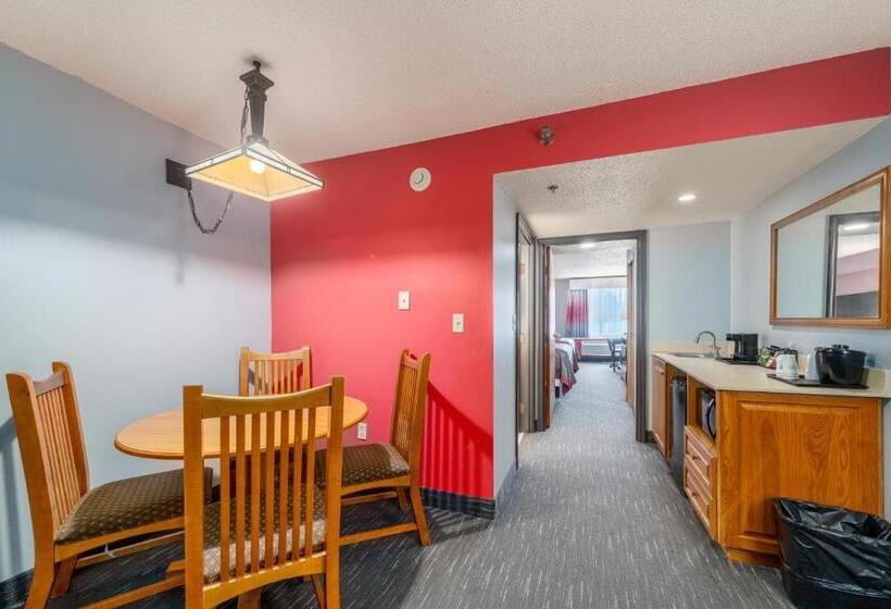 سوییت با چشم‌انداز استخر, Ramada By Wyndham Sioux Falls Airport   Waterpark Resort & Event Center