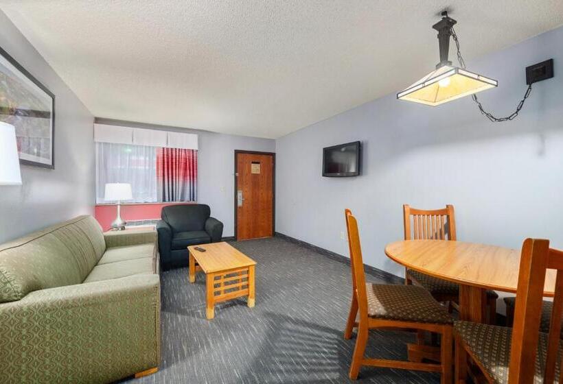 سوییت با چشم‌انداز استخر, Ramada By Wyndham Sioux Falls Airport  & Suites