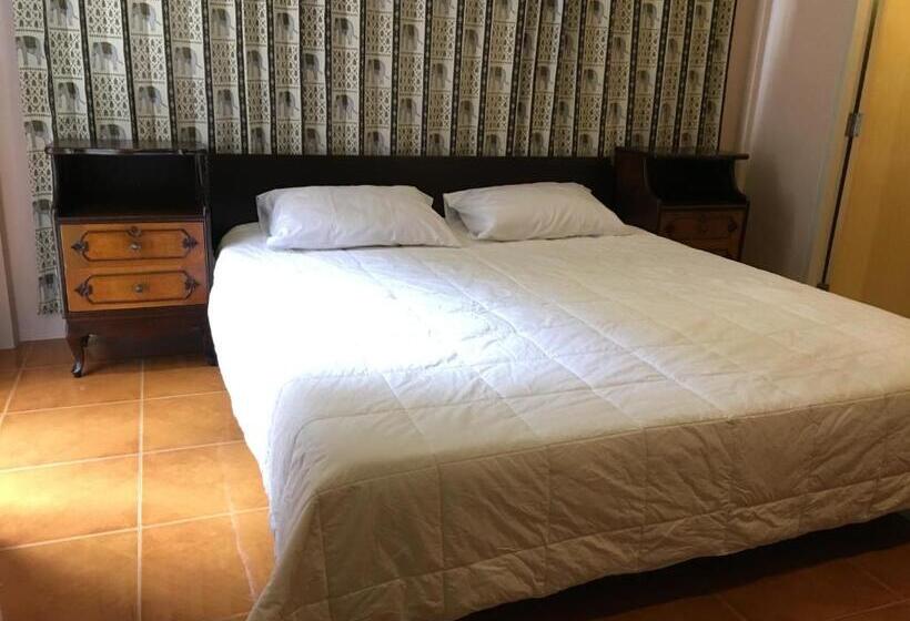 اتاق لوکس با تخت بزرگ, The Grand Palace Hostel