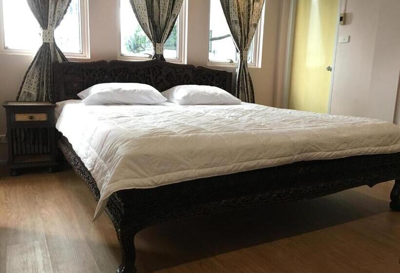 اتاق لوکس با تخت بزرگ, The Grand Palace Hostel