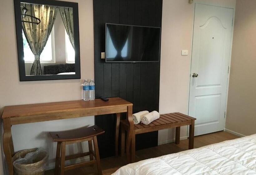 اتاق لوکس با تخت بزرگ, The Grand Palace Hostel