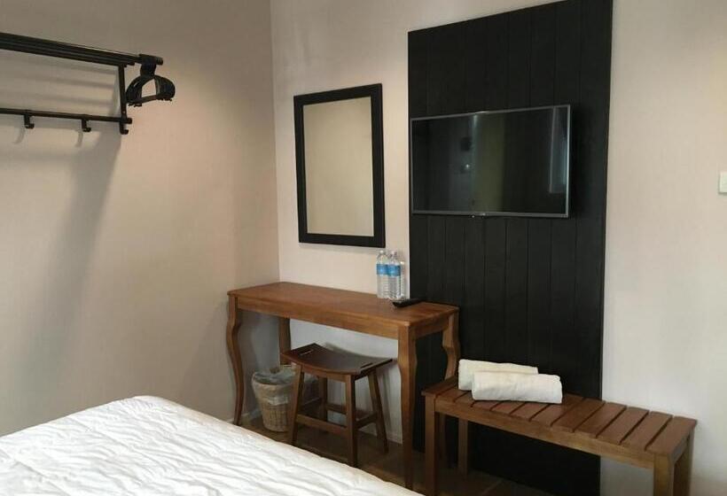 اتاق لوکس با تخت بزرگ, The Grand Palace Hostel