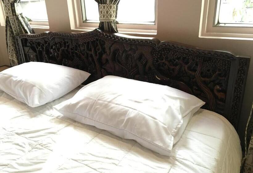 اتاق لوکس با تخت بزرگ, The Grand Palace Hostel