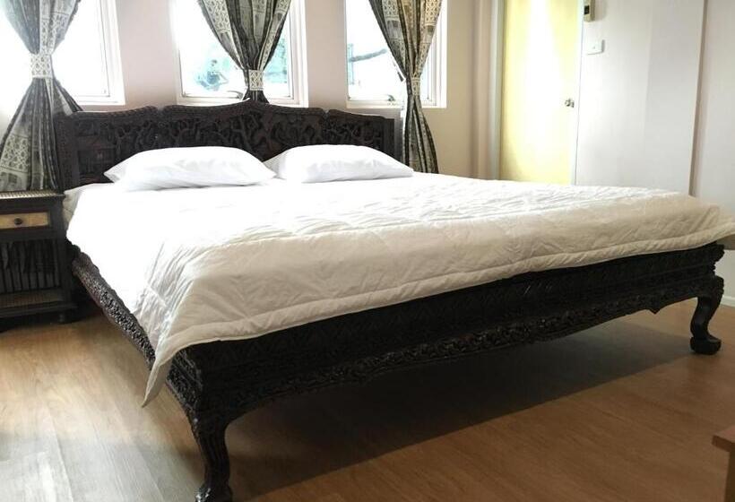 اتاق لوکس با تخت بزرگ, The Grand Palace Hostel