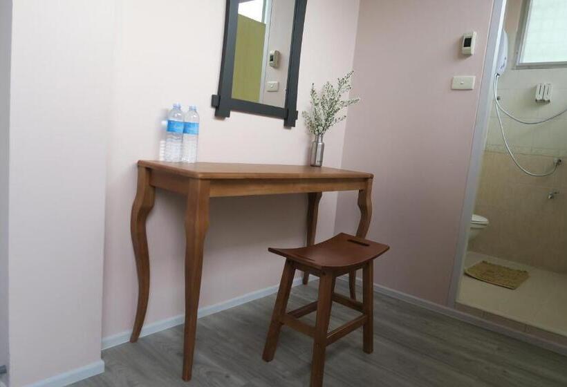 اتاق لوکس, The Grand Palace Hostel