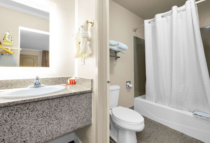 Standard Room 2 Double Beds, Howard Johnson By Wyndham San Francisco Marina District