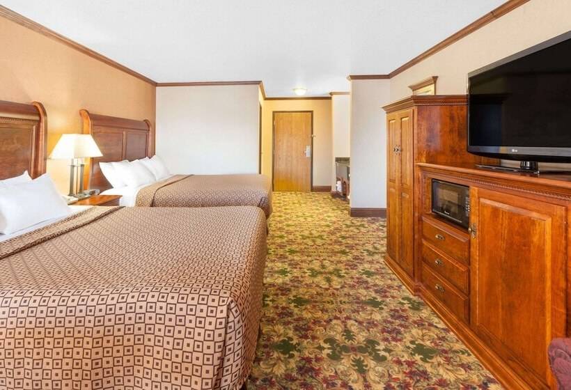 Standard Room 2 Double Beds, Ramada By Wyndham Mackinaw City Waterfront