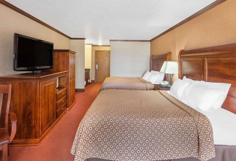 اتاق استاندارد با 2 تخت دوبل, Ramada By Wyndham Mackinaw City Waterfront