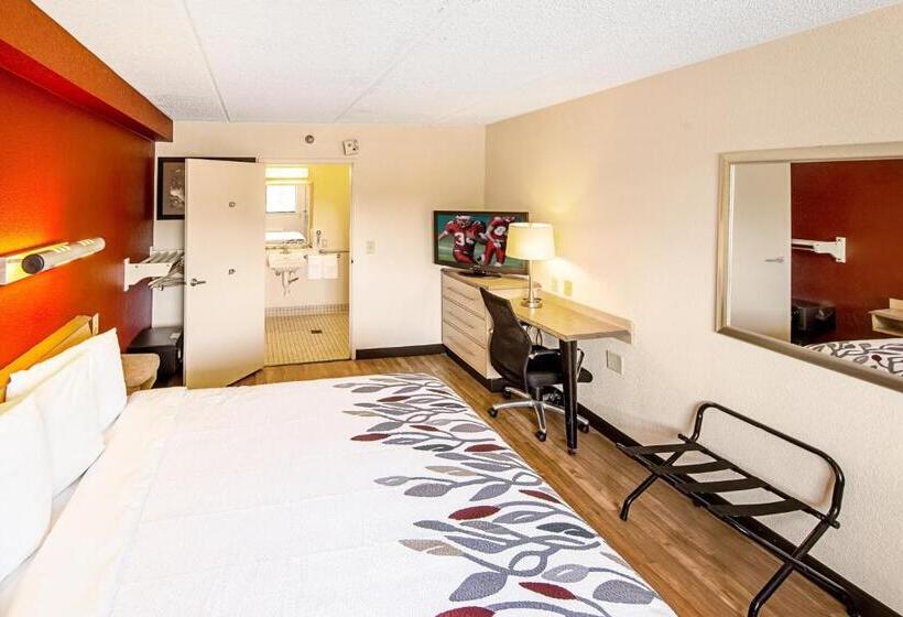 Standard Room King Bed Adapted for people with reduced mobility, Red Roof Inn Akron