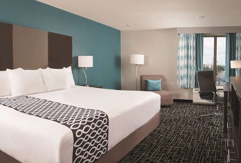 Standard Room Double Bed Adapted for people with reduced mobility, La Quinta Inn & Suites By Wyndham Atlanta Airport North