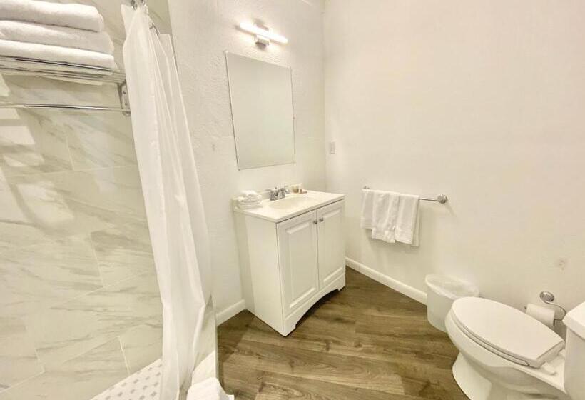 اتاق لوکس با تخت بزرگ, The Sunset Cove And Rainbow Room