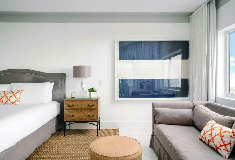 Standard Studio Kingsize Bett, Nautilus Sonesta Miami Beach