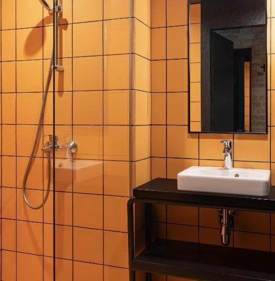 اتاق لوکس خانوادگی, Globe Runner Hotel & Hostel