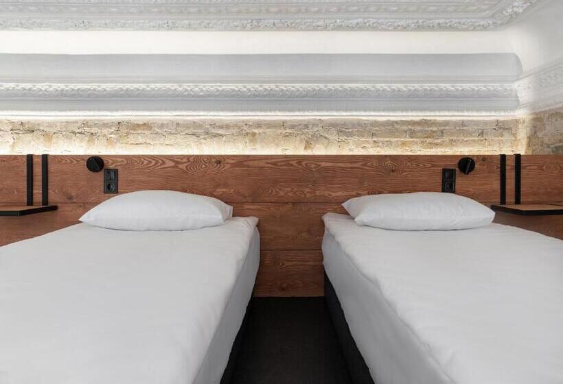 اتاق لوکس خانوادگی, Globe Runner Hotel & Hostel