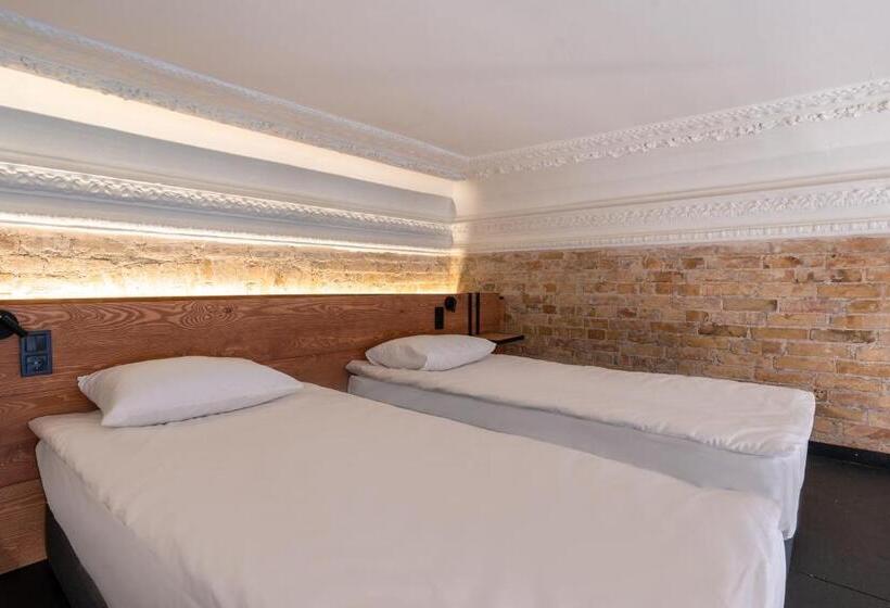 اتاق لوکس خانوادگی, Globe Runner Hotel & Hostel