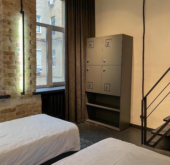 اتاق چهار تخته با دستشویی مشترک, Globe Runner Hotel & Hostel