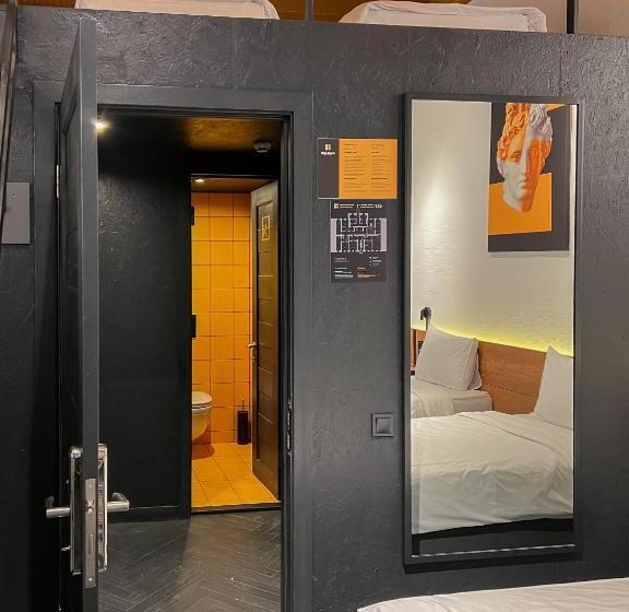 اتاق چهار تخته با دستشویی مشترک, Globe Runner Hotel & Hostel