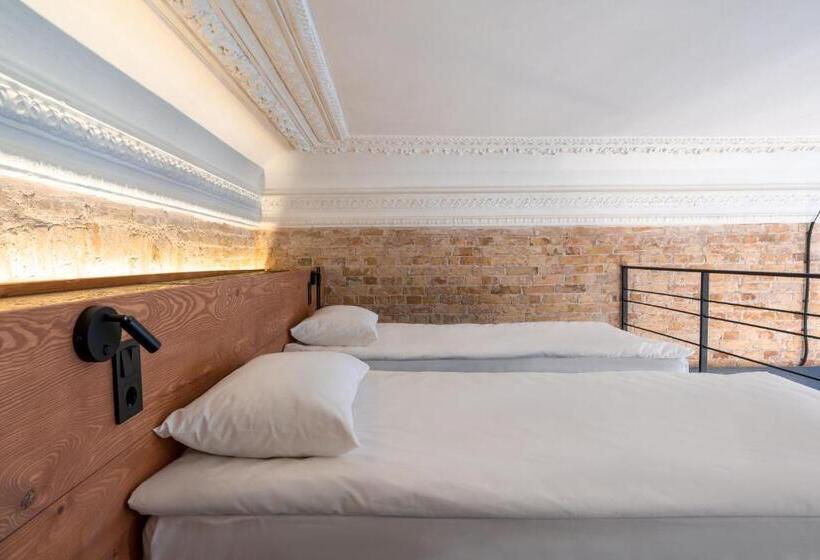اتاق لوکس خانوادگی, Globe Runner Hotel & Hostel