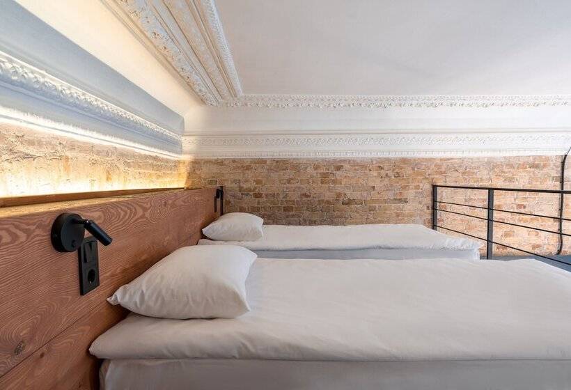 اتاق خانوادگی, Globe Runner Hotel & Hostel
