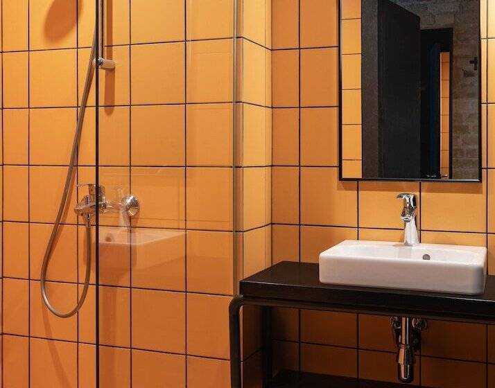 اتاق استاندارد, Globe Runner Hotel & Hostel