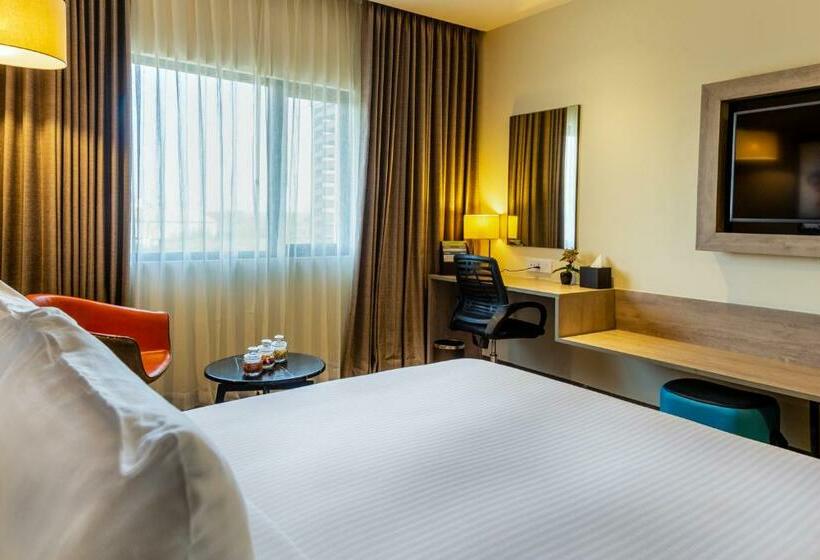 장애인을 위한 킹사이즈 침대 스탠다드 룸, Amika Hotel,madurai   Near Airport