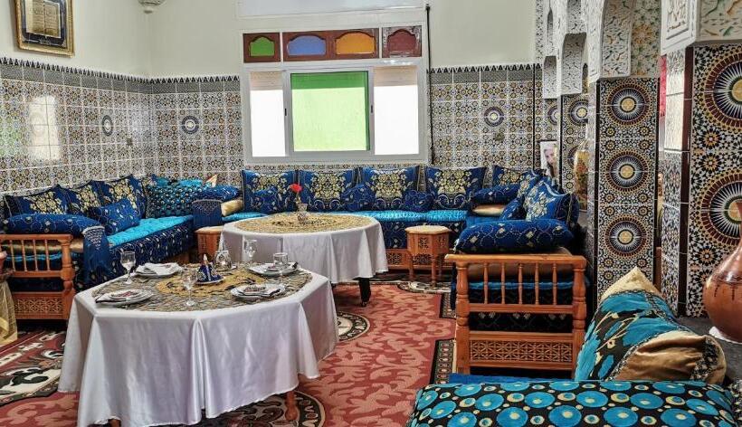 اتاق استاندارد سه نفره, Gite El Menzeh