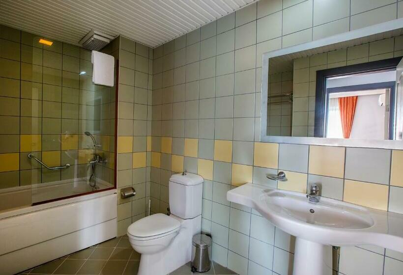اتاق استاندارد سه تخته با بالکن, Grand Alisa Hotel – Ex.royalisa