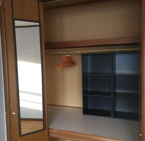 اتاق استاندارد چهارنفره با سرویس بهداشتی مشترک, Other Side House