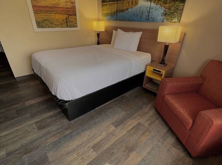Standard Room Double Bed, Days Inn & Suites By Wyndham Kaukauna Wi