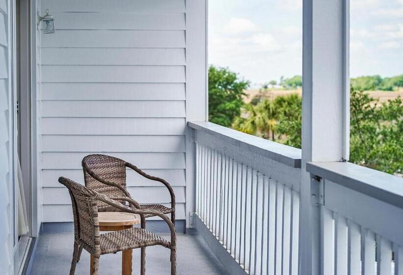 سوییت جونیور, Shem Creek Inn