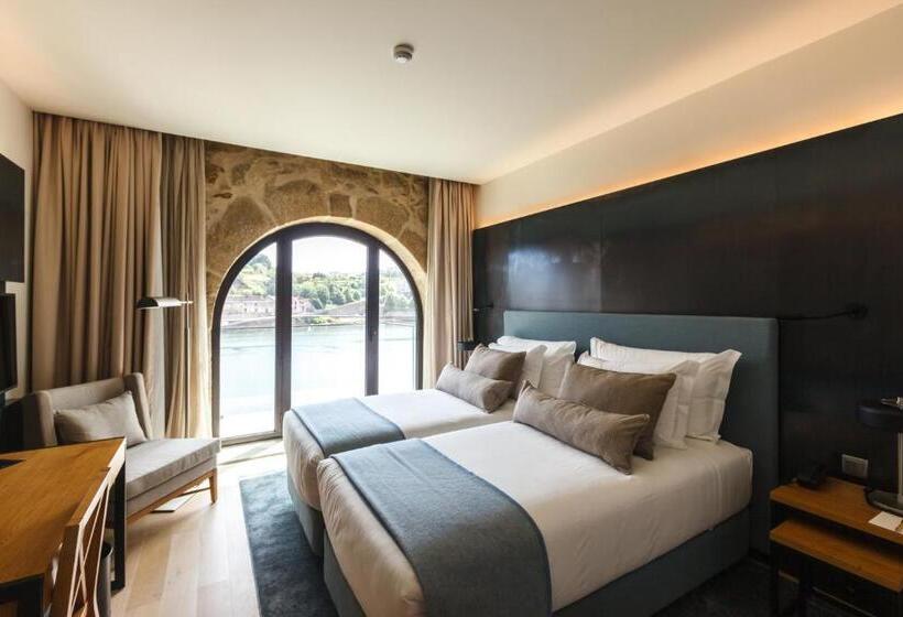 اتاق لوکس, Neya Porto