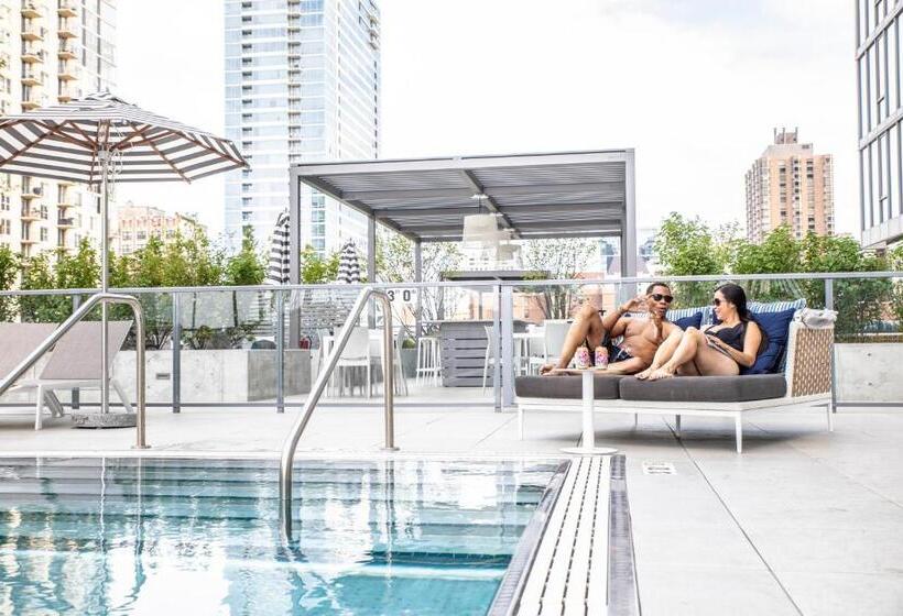 سوئیت مدیریتی 2 خوابه, Level Chicago   Old Town