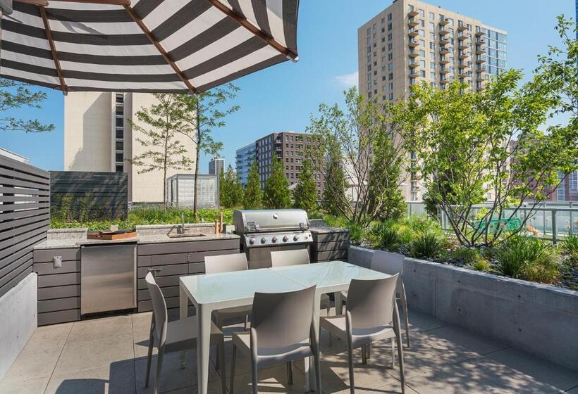 سوئیت مدیریتی 2 خوابه, Level Chicago   Old Town