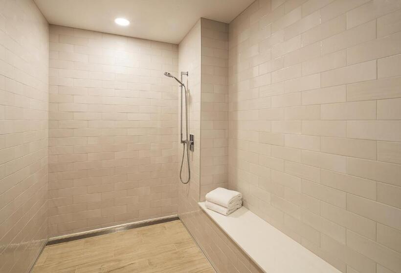 سوییت جونیور, Level Chicago   Old Town